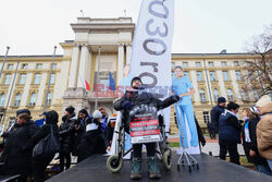 Protest pielęgniarek i położnych przed KPRM