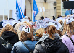 Protest pielęgniarek i położnych przed KPRM