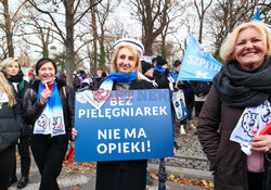 Protest pielęgniarek i położnych przed KPRM