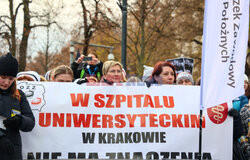 Protest pielęgniarek i położnych przed KPRM