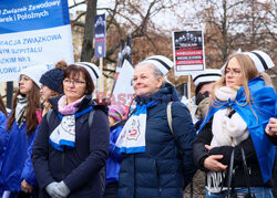 Protest pielęgniarek i położnych przed KPRM