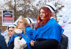 Protest pielęgniarek i położnych przed KPRM