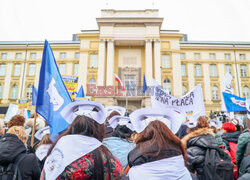 Protest pielęgniarek i położnych przed KPRM