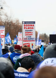 Protest pielęgniarek i położnych przed KPRM