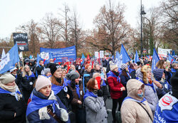 Protest pielęgniarek i położnych przed KPRM