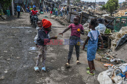 Życie dzieci w slumsach Nairobi