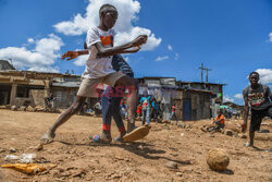 Życie dzieci w slumsach Nairobi