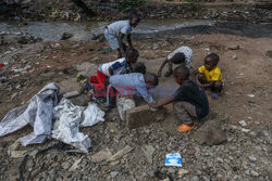 Życie dzieci w slumsach Nairobi