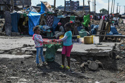 Życie dzieci w slumsach Nairobi