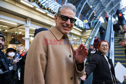 Jeff Goldblum występuje w centrum handlowym w Londynie