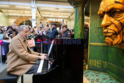 Jeff Goldblum występuje w centrum handlowym w Londynie