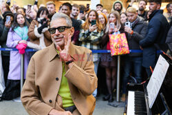 Jeff Goldblum występuje w centrum handlowym w Londynie