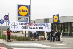 Protesty przed Lidlami ws. Gietrzwałdu