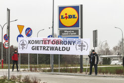 Protesty przed Lidlami ws. Gietrzwałdu