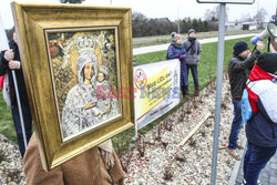 Protesty przed Lidlami ws. Gietrzwałdu