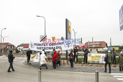 Protesty przed Lidlami ws. Gietrzwałdu