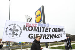 Protesty przed Lidlami ws. Gietrzwałdu