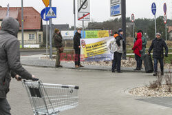 Protesty przed Lidlami ws. Gietrzwałdu