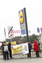 Protesty przed Lidlami ws. Gietrzwałdu