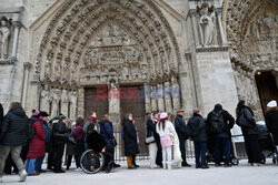 Tłumy odwiedzających w Notre Dame