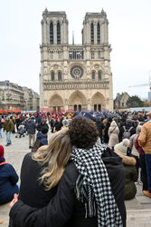 Tłumy odwiedzających w Notre Dame