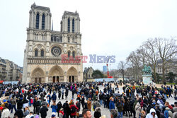 Tłumy odwiedzających w Notre Dame