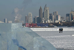 Przygotowania do lodowego festiwalu w Harbin