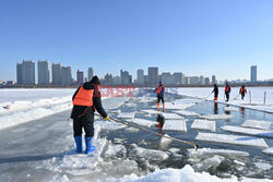 Przygotowania do lodowego festiwalu w Harbin