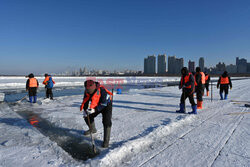 Przygotowania do lodowego festiwalu w Harbin