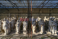 Repliki marmurowych rzeźb z fabryki Duomo w Mediolanie - AFP