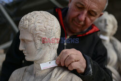 Repliki marmurowych rzeźb z fabryki Duomo w Mediolanie - AFP