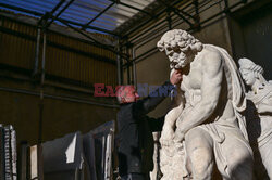 Repliki marmurowych rzeźb z fabryki Duomo w Mediolanie - AFP