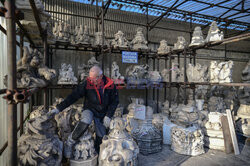 Repliki marmurowych rzeźb z fabryki Duomo w Mediolanie - AFP