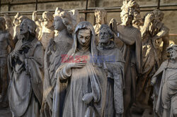 Repliki marmurowych rzeźb z fabryki Duomo w Mediolanie - AFP