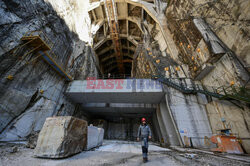 Repliki marmurowych rzeźb z fabryki Duomo w Mediolanie - AFP