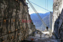 Repliki marmurowych rzeźb z fabryki Duomo w Mediolanie - AFP