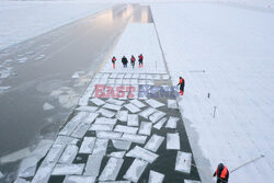 Przygotowania do lodowego festiwalu w Harbin