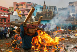 Manikarnika Ghat, miejsce kremacji zwłok na brzegu Gangesu