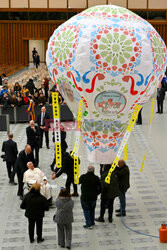 Papież Franciszek ogląda balon