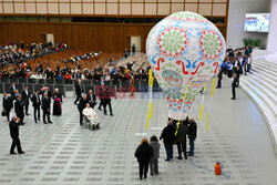 Papież Franciszek ogląda balon