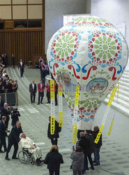 Papież Franciszek ogląda balon