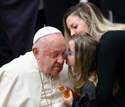 Papież Franciszek ogląda balon