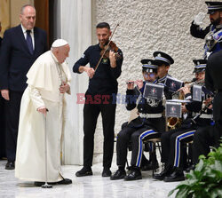 Papież Franciszek ogląda balon