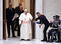 Papież Franciszek ogląda balon