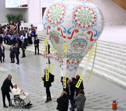 Papież Franciszek ogląda balon