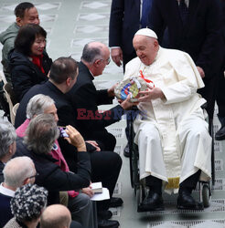 Papież Franciszek ogląda balon