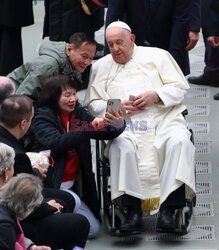 Papież Franciszek ogląda balon