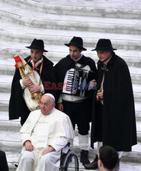 Papież Franciszek ogląda balon