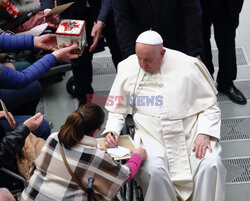 Papież Franciszek ogląda balon