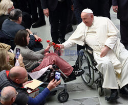 Papież Franciszek ogląda balon